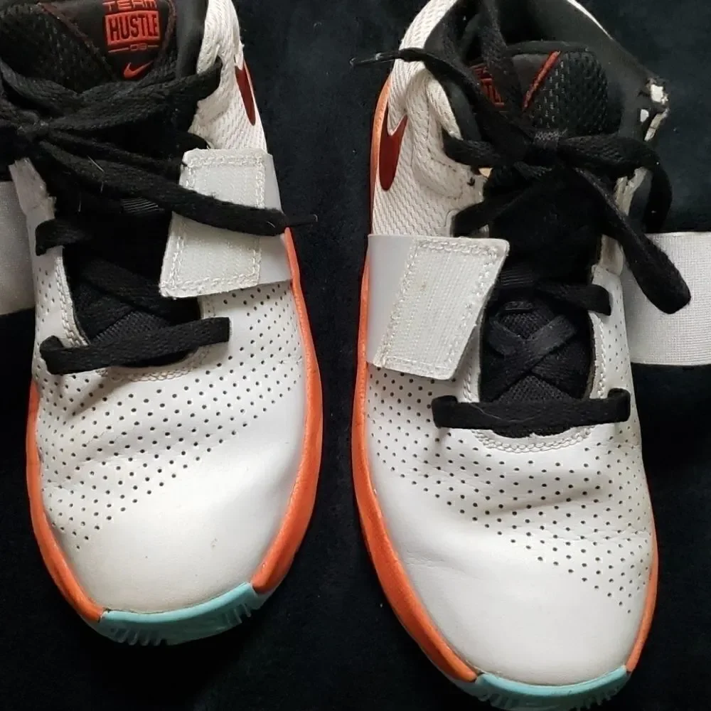 NIKE TEAM HUSTLE D8 BASKETBALL SHOES, SIZE 5